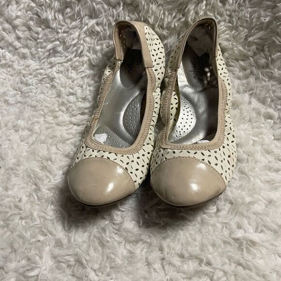 Dexflex Comfort Synthetic Beige and cream lazer cut Ballerina flats SZ9. - Picture 1 of 6
